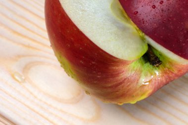 Meyve resmi kırmızı olgun elma çiğ damlaları ile hafif ahşap arka plan yakın çekim makro fotoğraf