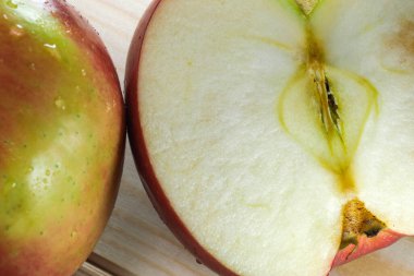 Meyve resmi kırmızı olgun tatlı elma açık tahta arka planda yakın plan makro fotoğraf.