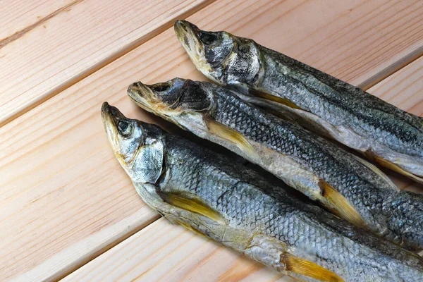 Balık Resmi Çiğ Tuzlu Eritilmiş Açık Ahşap Arka Planda Yakın — Stok fotoğraf