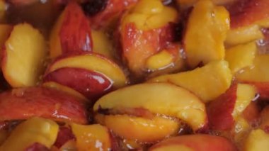 Olgun sulu şeftali meyvelerinden reçel yapmak. Makro fotoğrafçılığın üst görüntüsü.