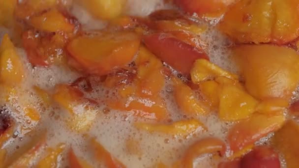 熟した甘い桃の実からジャムを作るクローズアップマクロ写真トップ表示 — ストック動画