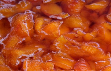 Olgun sulu şeftali meyvelerinden reçel yapmak. Makro fotoğrafçılığın üst görüntüsü.