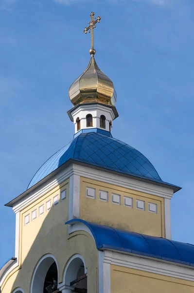 青い雲のない夏の空の背景にウクライナのキエフ正教会 — ストック写真