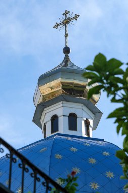 Ukrayna Kiev Ortodoks Kilisesi mavi bulutsuz yaz gökyüzünün arka planına karşı