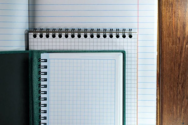 Cadernos Branco Abertos Com Folhas Brancas Uma Régua Uma Caixa — Fotografia de Stock