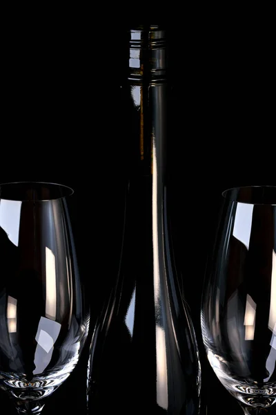 Garrafa Vinho Uva Fortificado Tinto Com Dois Copos Vazios Fotografia — Fotografia de Stock