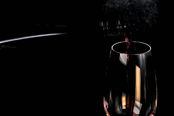 Roter Angereicherter Wein Wird Einen Glaskelch Auf Schwarzem Hintergrund Gegossen — Stockfoto