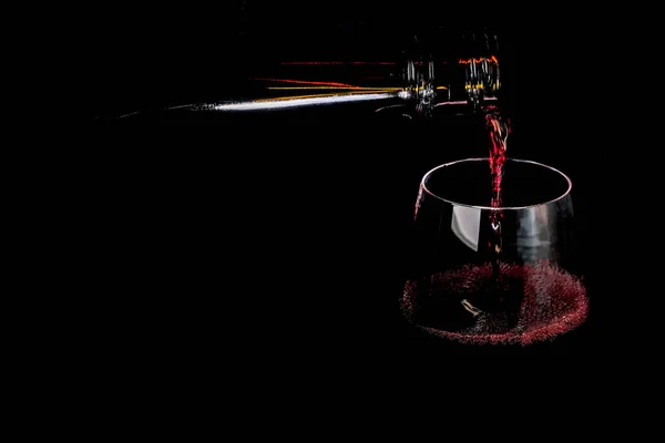 Červené Alkoholizované Víno Nalito Skleněného Poháru Umělecké Fotografie Černém Pozadí — Stock fotografie