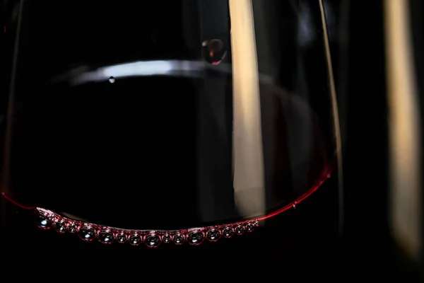 Roter Angereicherter Wein Einem Glaskelch Kunstfotografie Auf Schwarzem Hintergrund Nahaufnahme — Stockfoto