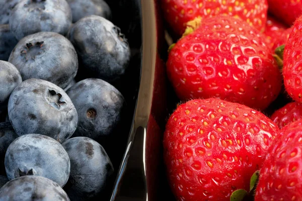 Frescos Arándanos Dulces Maduros Fresas Envase Plástico Negro Fotografía Macro — Foto de Stock