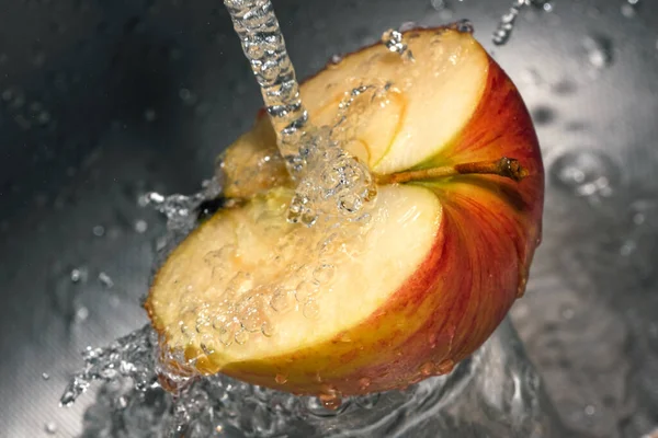 Moitié Une Pomme Douce Mûre Rouge Sous Ruisseau Eau Propre — Photo