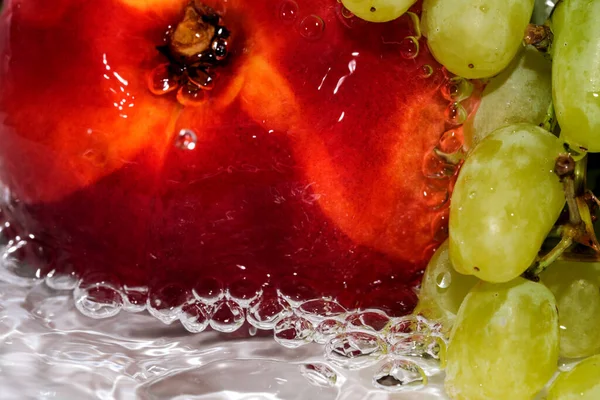 White Seedless Grapes Bunch Nectarine Stream Clean Water Close Macro — Stock Photo, Image