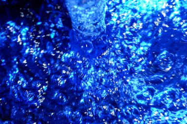 Soyut doku mavi su arka planında hava kabarcıkları yakın çekim makro fotoğrafçılık