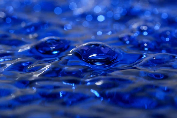要旨テクスチャアート青い水の背景と気泡クローズアップマクロ写真 — ストック写真