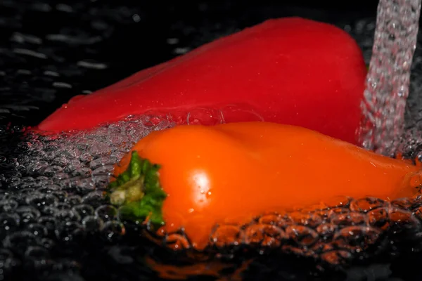 Flerfärgad Paprika Tvättas Rent Vatten Närbild Makro Fotografi Svart Bakgrund — Stockfoto