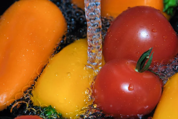 Pimentão Sino Multicolorido Tomates Maduros Vermelhos São Lavados Água Limpa — Fotografia de Stock