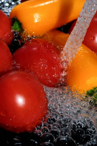 Pimentão Sino Multicolorido Tomates Maduros Vermelhos São Lavados Água Limpa — Fotografia de Stock