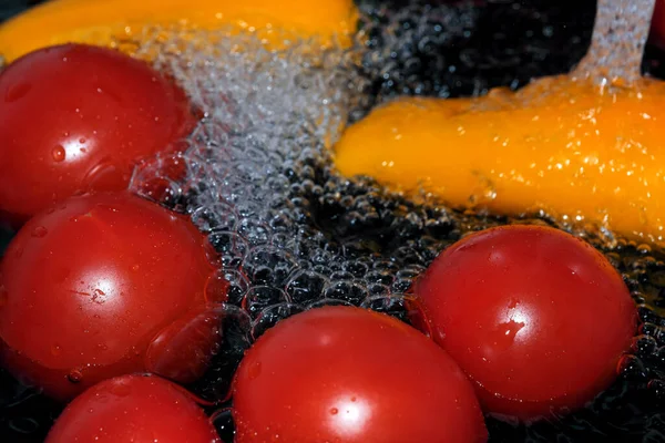 Poivrons Multicolores Tomates Rouges Mûres Sont Lavés Dans Eau Propre — Photo