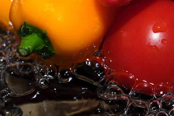 Poivrons Multicolores Tomates Rouges Mûres Sont Lavés Dans Eau Propre — Photo