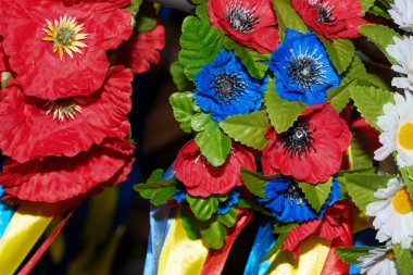 Kızlar için Slav Ukrayna çelengi suni çiçekleri ve kurdeleleri yakın çekim makro fotoğrafçılık