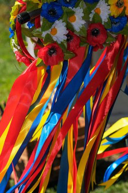 Kızlar için Slav Ukrayna çelengi suni çiçekleri ve kurdeleleri yakın çekim makro fotoğrafçılık