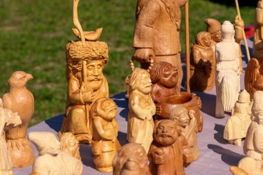 Ahşap tezgahtan oyulmuş insan ve hayvan figürleri. Geleneksel halk sanatları.