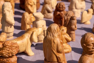 Ahşap tezgahtan oyulmuş insan ve hayvan figürleri. Geleneksel halk sanatları.