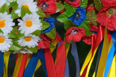 Kızlar için Slav Ukrayna çelengi suni çiçekleri ve kurdeleleri yakın çekim makro fotoğrafçılık