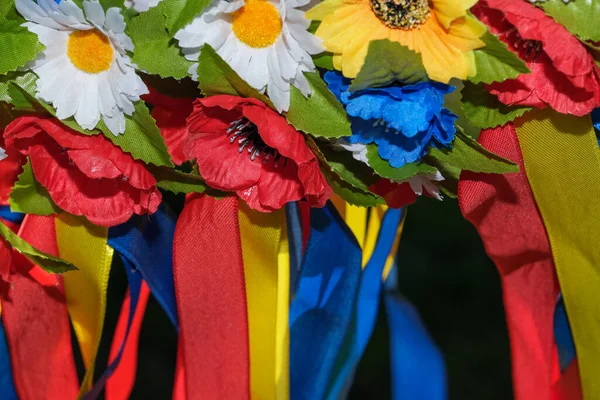 人工的な花や女の子のためのスラブウクライナの花輪のリボンクローズアップマクロ写真 — ストック写真