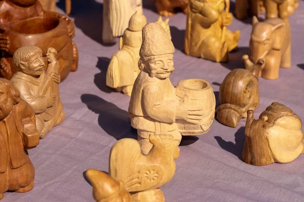 Cijfers Van Mensen Dieren Gesneden Uit Houten Standaard Tafel Traditionele — Stockfoto