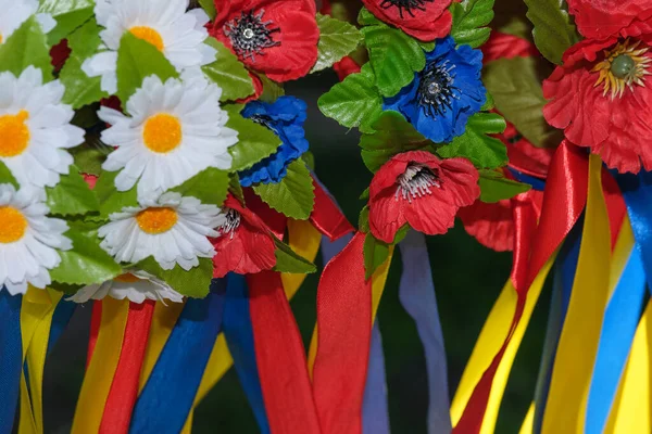 人工的な花や女の子のためのスラブウクライナの花輪のリボンクローズアップマクロ写真 — ストック写真