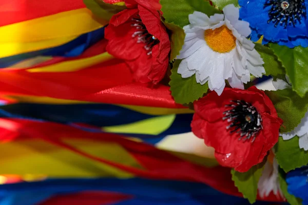 人工的な花や女の子のためのスラブウクライナの花輪のリボンクローズアップマクロ写真 — ストック写真