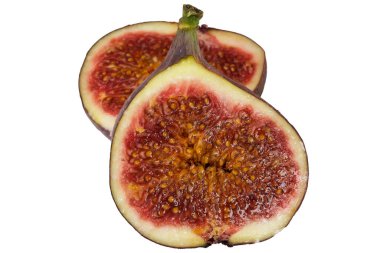 Bir incir meyvesinin iki yarısı beyaz bir arka planda makro fotoğrafçılığı kapatır.