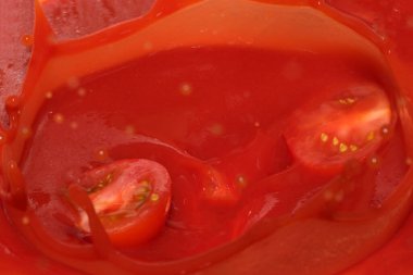Domatesli domates suyunun kırmızı market arka planı.