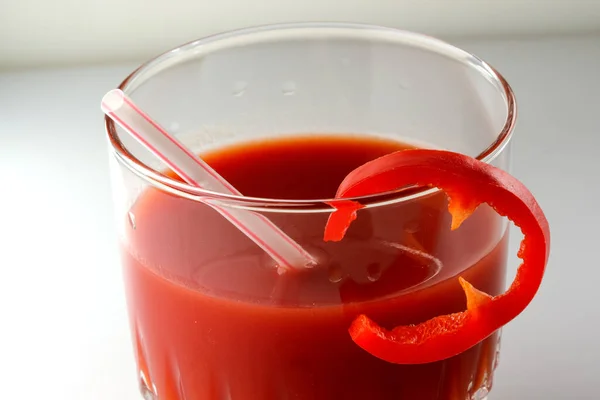 Suco Tomate Copo Com Tubo Coquetel Uma Fatia Pimenta Doce — Fotografia de Stock