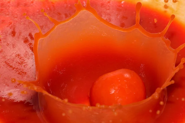 Röd Matvaror Bakgrund Tomat Juice Med Tomat Stänk Närbild — Stockfoto