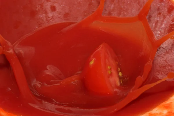 토마토 주스의 토마토 스플래시를 클로즈업 — 스톡 사진