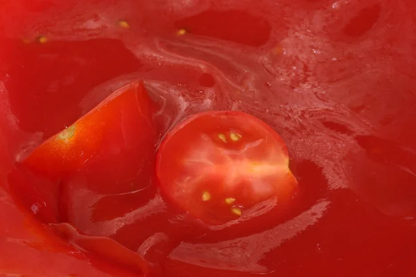 Rote Lebensmittelgeschäft Hintergrund Von Tomatensaft Mit Tomatenspritzer Nahaufnahme — Stockfoto
