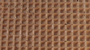 Koyu waffle pişirme pastası yavaşça marketin arka planına yakın plan video çeviriyor.