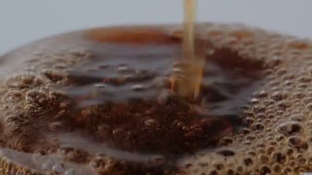 Gelap Coklat Minuman Berbusa Dituangkan Dalam Gelas Lima Kali Lambat — Stok Video