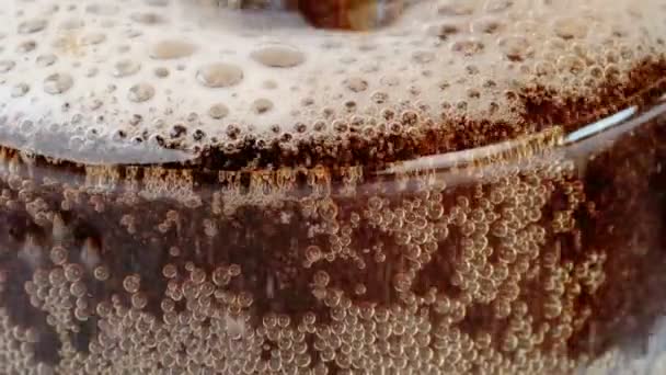 Bevanda Schiumosa Gassata Marrone Scuro Viene Versata Bicchiere Cinque Volte — Video Stock