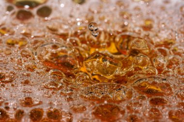 Cam bir mermide hafif bira damlaları ve baloncukları yakın çekim makro fotoğraf.