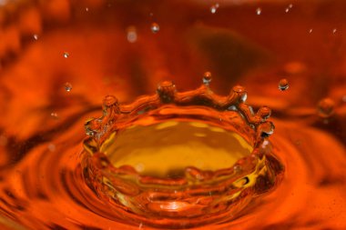 Cam bir mermide hafif bira damlaları ve baloncukları yakın çekim makro fotoğraf.