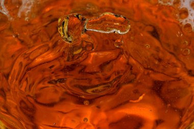 Cam bir mermide hafif bira damlaları ve baloncukları yakın çekim makro fotoğraf.