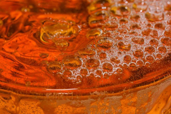 Капли Пузырьки Светлого Пива Стеклянной Пуле Снятой Крупным Планом Макрофотографии — стоковое фото