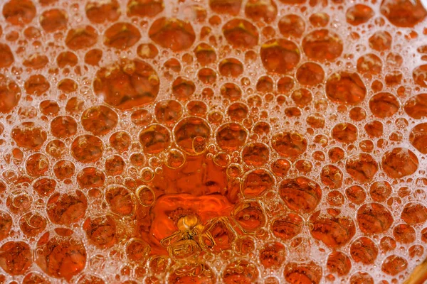 Cam bir mermide hafif bira damlaları ve baloncukları yakın çekim makro fotoğraf.