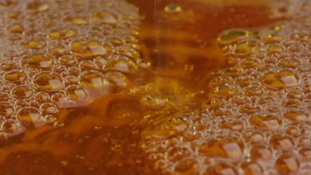 Капли Пузырьки Светлого Пива Стеклянной Пуле Снятые Замедленным Движением Крупным — стоковое видео