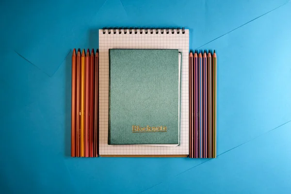 Cuaderno Desgarrador Con Lápices Colores Sobre Papel Azul Espacio Fondo —  Fotos de Stock