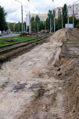Kiev 'deki eski tramvay raylarının değiştirilmesi Eylül 2021' de yeni rayların döşenmesi için hazırlık