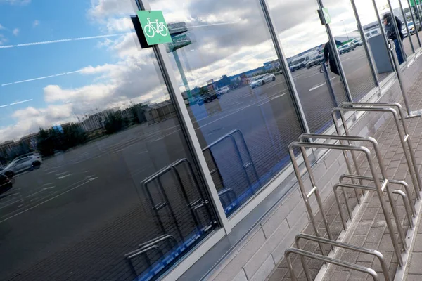 Місце Паркування Велосипедів Біля Входу Супермаркет Крупним Планом — стокове фото